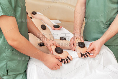 女人接受热石头按摩。