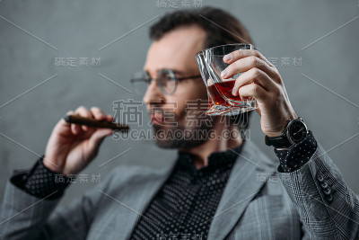 商人喝威士忌
