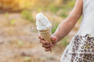 彩色背景上有冰淇淋的卷毛小女孩