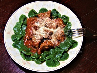 新鲜的绿色饺子配肉丁酱汁和帕尔马干酪。自制的