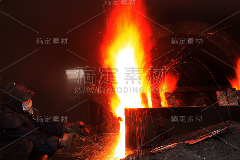 车间的焊工切割金属