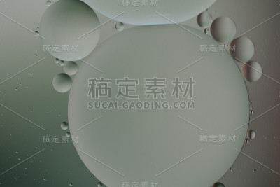 油滴在水里。