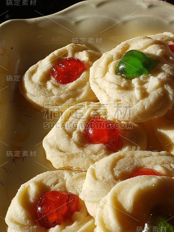 圣诞酥饼，中间有红色和绿色的蜜饯水果