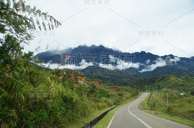 去沙巴州基纳巴卢山的公路旅行。