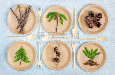 使用天然材料的一次性餐具的餐桌。Eco-concept。