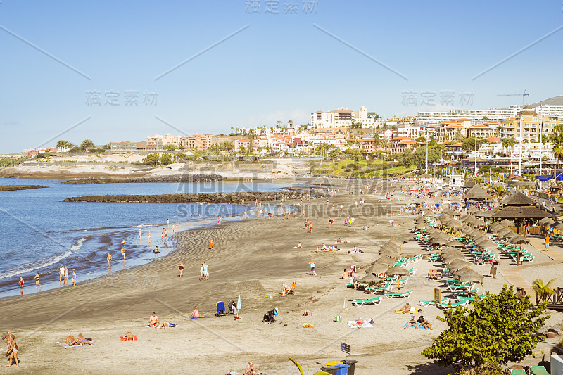 Costa Adeje沙滩，有茅草遮阳伞和日光浴床