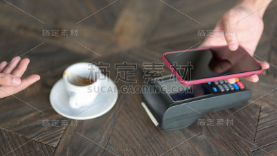 顾客用智能手机付咖啡的截图