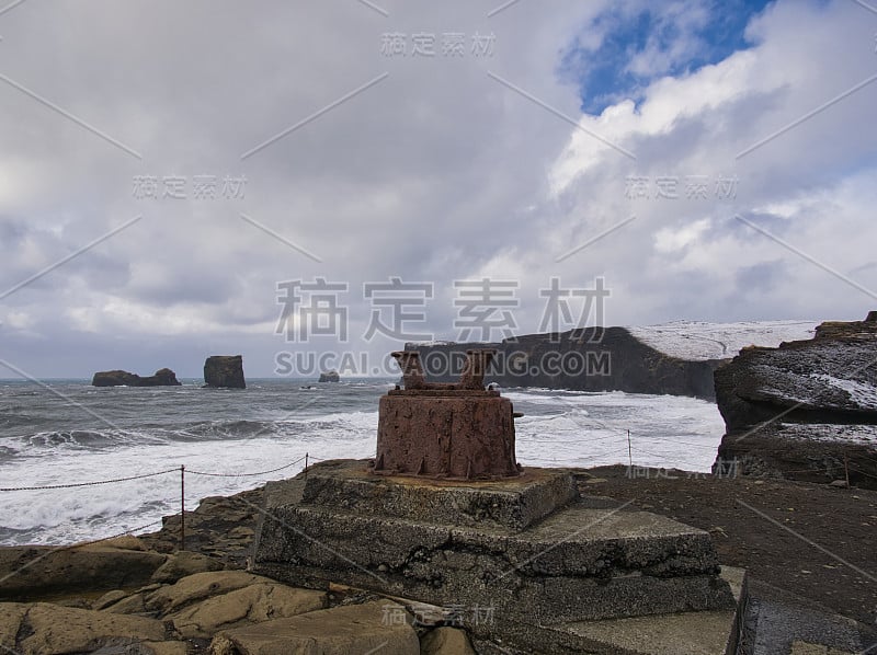 冰岛海岸部分，系柱生锈