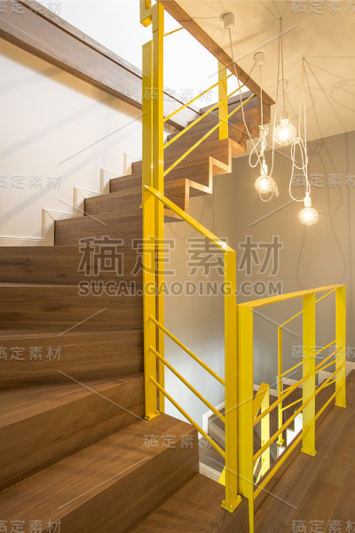 阁楼内部有黄色栏杆