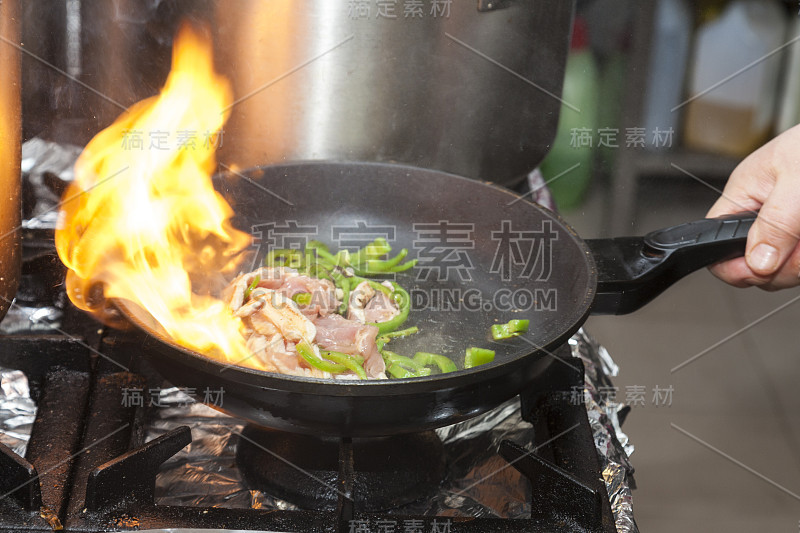 用煎锅准备食物