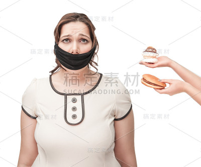 被垃圾食品诱惑的胖女人