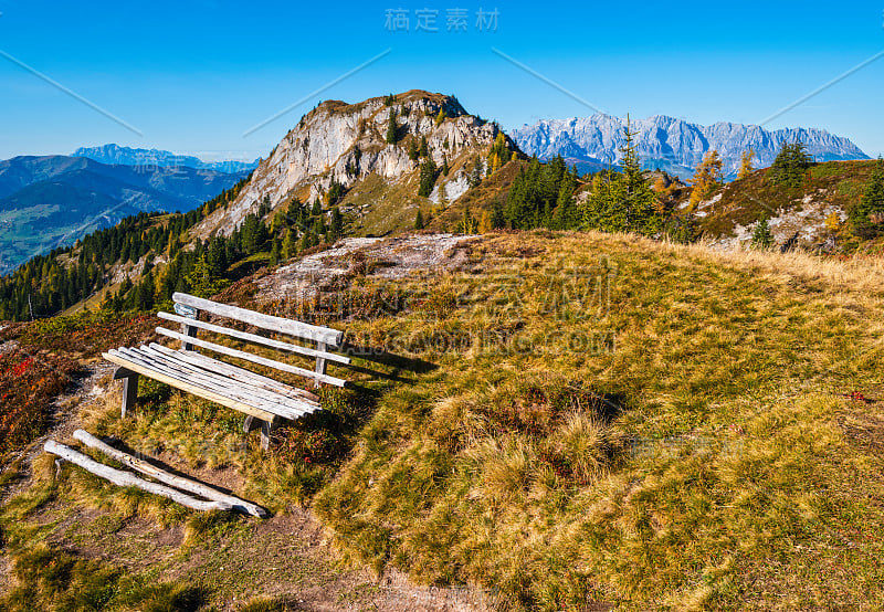 宁静的秋天阿尔卑斯山山阳光从多尔夫加斯泰因徒步旅行到帕尔辛湖，奥地利萨尔茨堡土地。