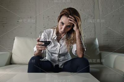 酗酒妇女在家酗酒，家庭主妇酗酒