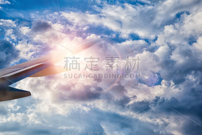 机翼上的蓝天背景