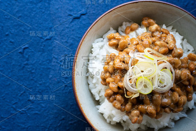 日本的纳豆米饭
