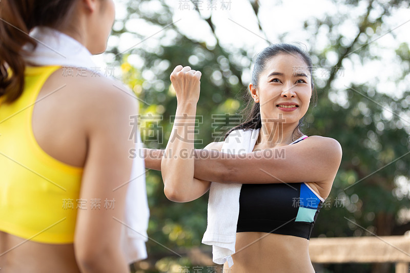 一个健身妇女的肖像伸展和户外运动