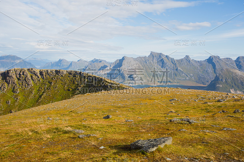 夏季挪威景观与Ryten峰，罗浮敦群岛，北欧