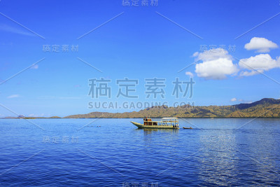 在弗洛雷斯岛经过的渔船