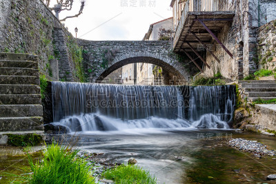 穿过Saint-Laurent-le-Minier (Occitanie，法国)采矿小村庄的河流