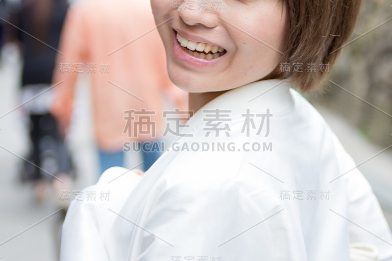 有可爱微笑的女人