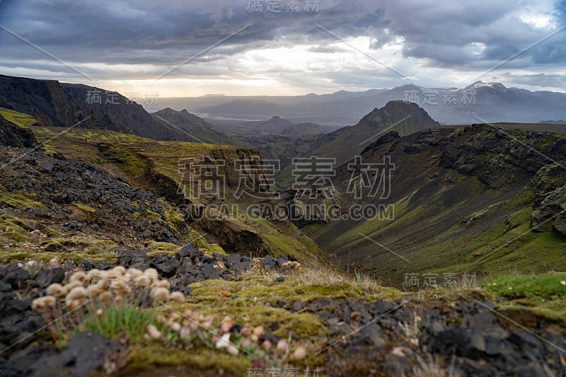 在Thorsmork附近的Fimmvorduhals徒步旅行步道上，峡谷和山顶在戏剧性和多彩的日落