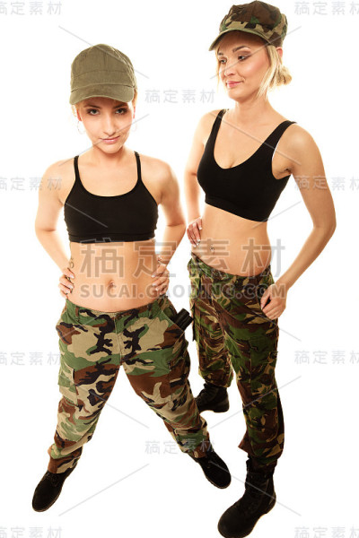 两个穿着军装的女人被孤立了
