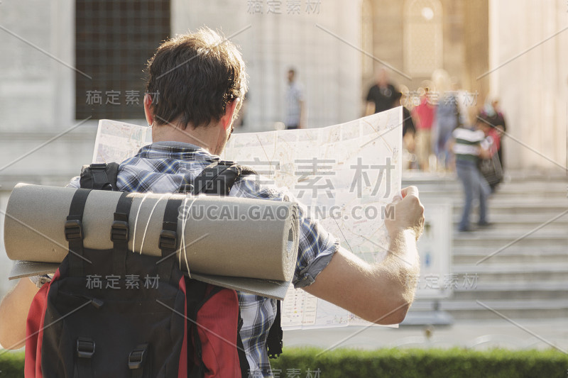 一名游客在伊斯坦布尔看地图旅游