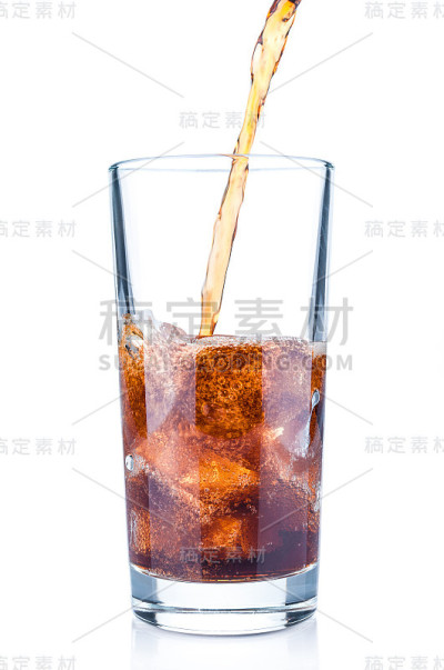 将可乐倒入装有冰块的白色背景杯中