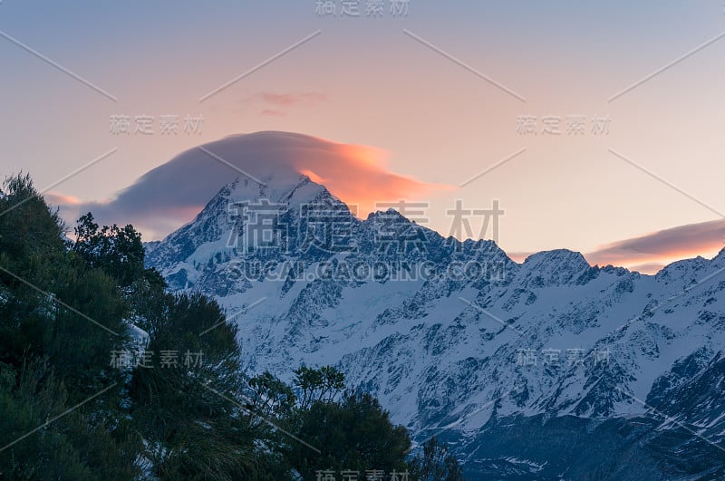 冬天的风景是冰雪覆盖的山脉和库克奥拉基山