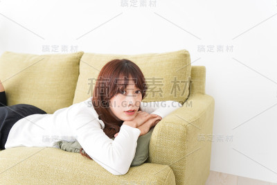 年轻女子在房间里休息