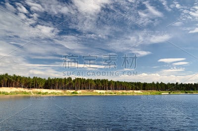 夏季湖泊景观
