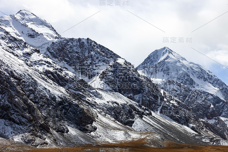 岩石，山峰，冰川和雪原在山区景观。