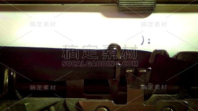 一台旧打字机正在打字