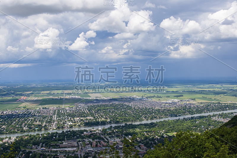 鸟瞰图的一个加拿大郊区城市