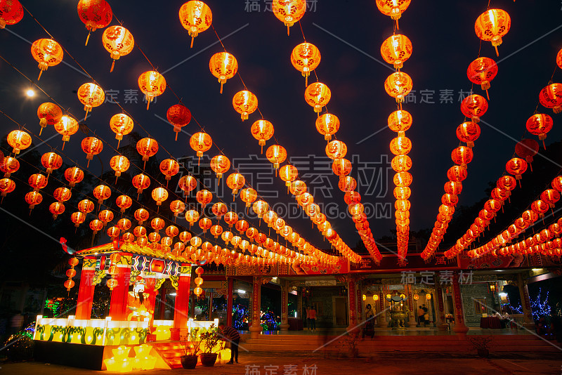 在泰国的中国新年庆祝活动中，传统的红灯笼和女神灯在晚上悬挂。