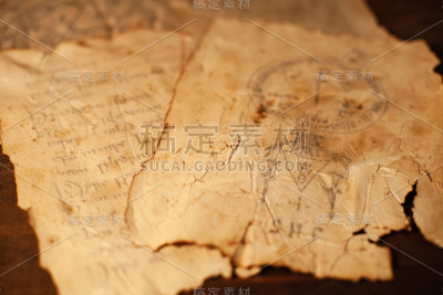 有魔法卷轴的木桌上有字母和图画。