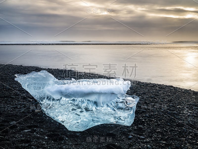 冰川泻湖的冰山Jökulsarlon