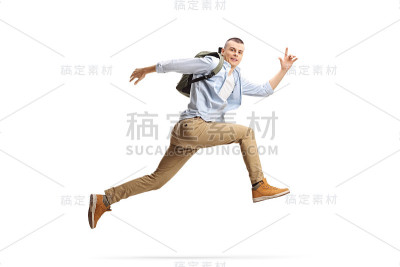 男学生背包跳跃