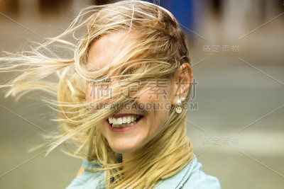 快乐的金发女人的肖像