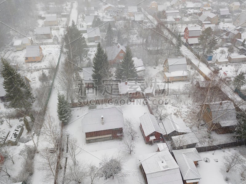 城镇上空的降雪