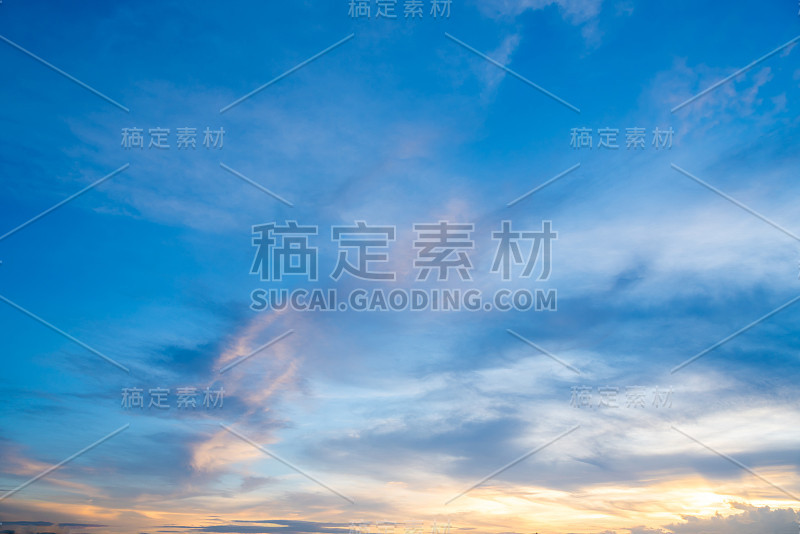 天空有夕阳的背景，云彩有背景。