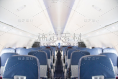 模糊的飞机内部背景。飞机内部，乘客坐在座位上等待起飞