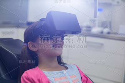 女孩在看牙医时使用虚拟现实头盔