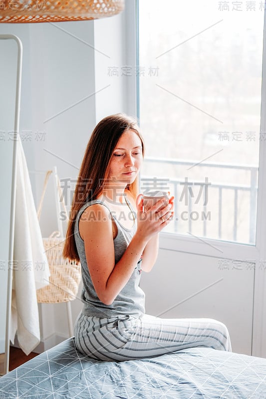 准备。早上的例行公事，皱巴巴的床和茶。女人在家里醒来。