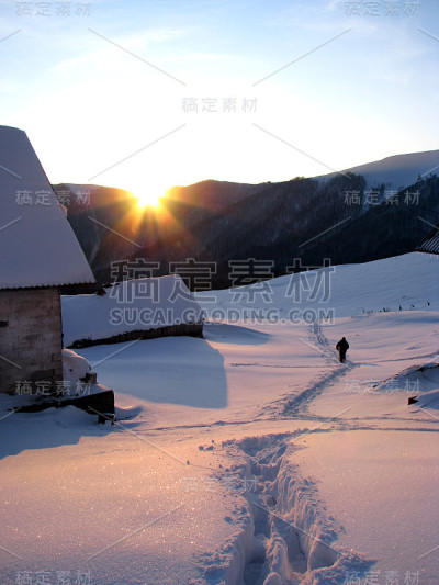冬夜在山村。