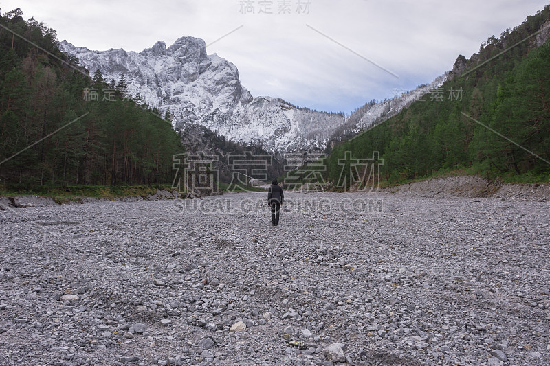 在奥地利斯蒂里亚地区的Gesause国家公园，人们在看高山