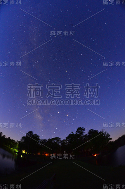 银河升起在湖边森林营地