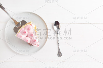 美味的自制奶酪蛋糕和浆果放在木桌上。