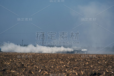 白云从农用卡车上飘过来