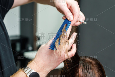 理发师为女人理发。